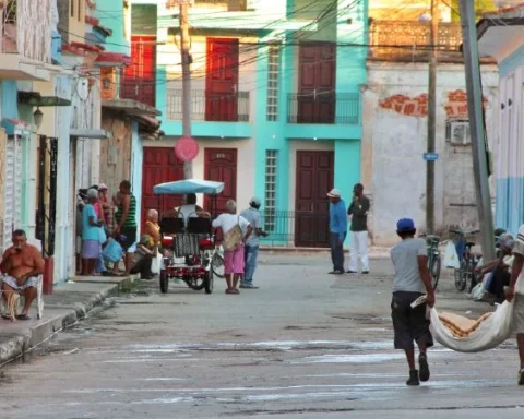 Dos vendedores de pan en una calle de Cuba