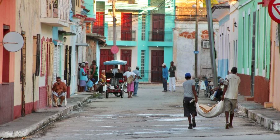 Dos vendedores de pan en una calle de Cuba