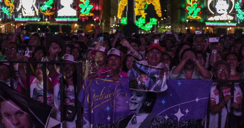 Thousands sing the songs of the "Divo of Juarez" in the Zócalo of Mexico City