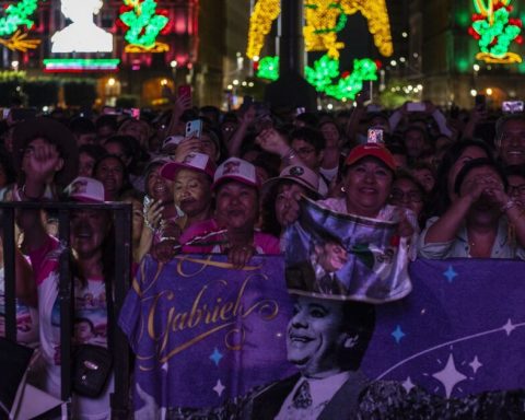 Thousands sing the songs of the "Divo of Juarez" in the Zócalo of Mexico City