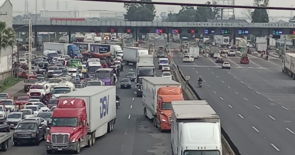 Transporters protest on the Mexico-Querétaro highway