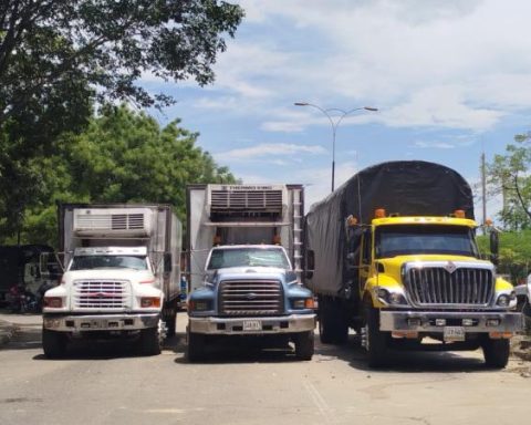 Truckers' strike threatens to revive aviation fuel crisis