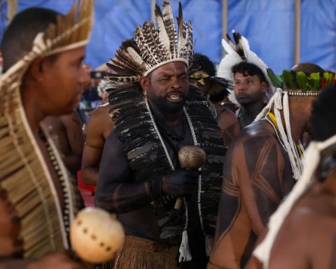 Tupinambás rediscover sacred mantle in Rio de Janeiro