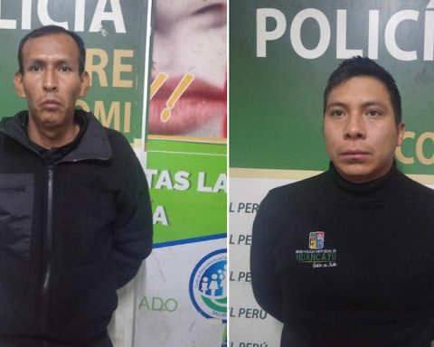 Two Huancayo security guards were arrested for allegedly stealing a cell phone from a drunk young man