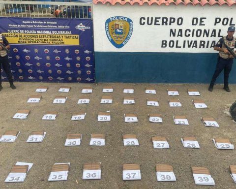 Two police officers sentenced to 17 years for trafficking 3.9 kilos of cocaine