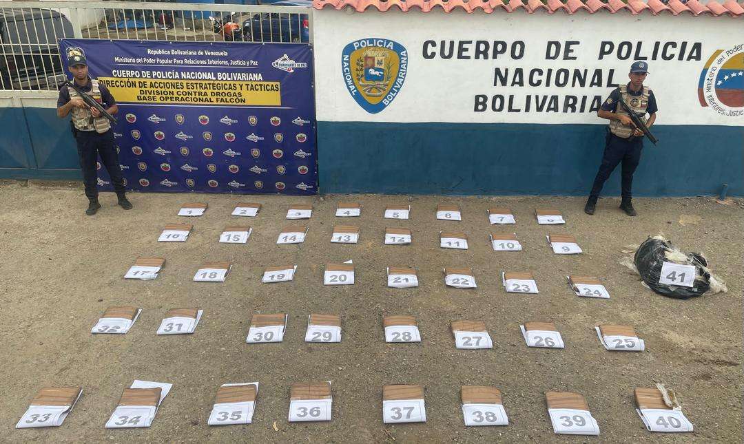 Two police officers sentenced to 17 years for trafficking 3.9 kilos of cocaine