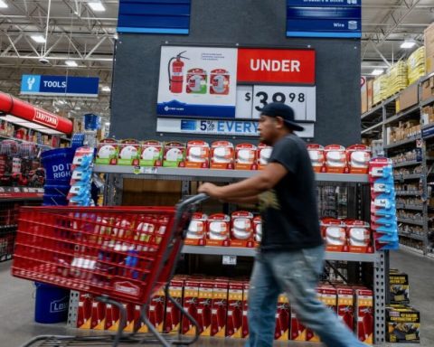 US consumer spending increases in August; inflation slows