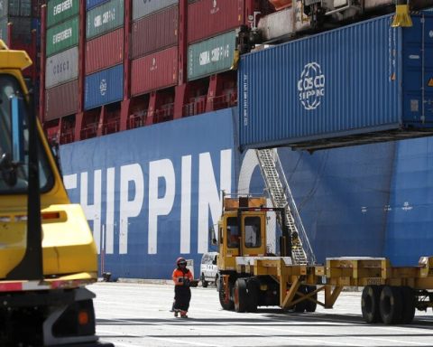 US trade deficit hits two-year high on imports