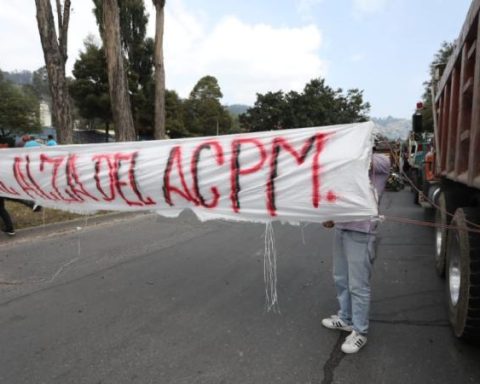 Unions claim that the truckers' strike is orchestrated by the Uribe supporters