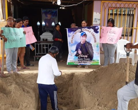 Unusual: Relatives plan to bury the body of a security guard at the entrance to his house in Piura