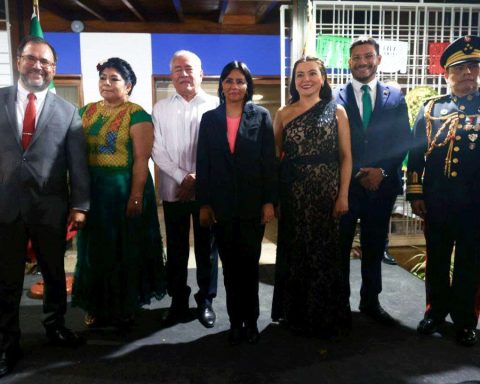 Venezuelan authorities celebrate the Grito de Dolores at the Mexican Embassy