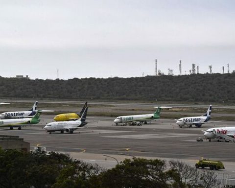 Venezuela's international air connection was reduced by 54% after suspension of flights