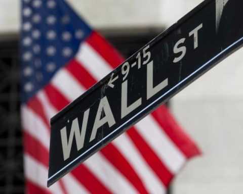 Wall Street closes a volatile session in the red, the Dow Jones fell 0.2%