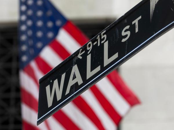 Wall Street closes a volatile session in the red, the Dow Jones fell 0.2%