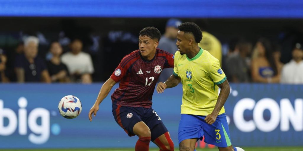 Warren Madrigal 'offers' himself to Barajas in the Costa Rica shirt