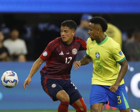 Warren Madrigal 'offers' himself to Barajas in the Costa Rica shirt