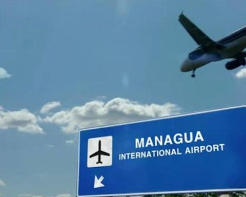 Un avión aterrizando en Managua, Nicaragua