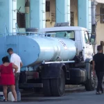 Vecinos de La Habana recogen agua potable