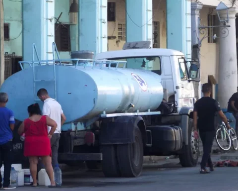 Vecinos de La Habana recogen agua potable