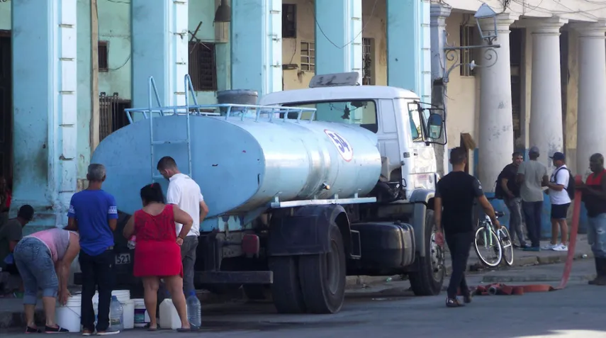 Vecinos de La Habana recogen agua potable