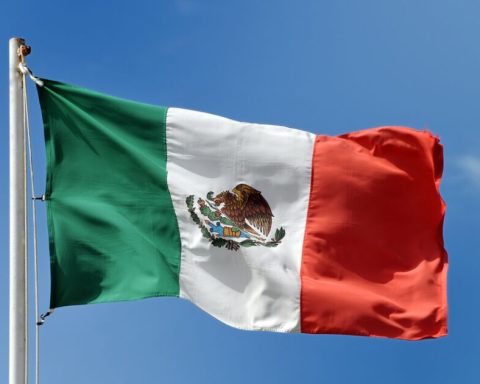 What do the colors of the Mexican flag mean?