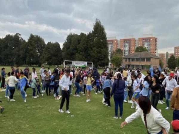 What is known about the mass poisoning that was reported in a school in Cundinamarca