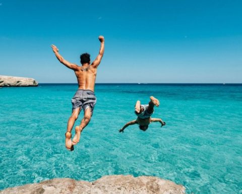 What is the beach with crystal clear water and white sand near La Serena that is ideal for summer