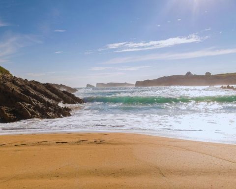 What is the beach with few waves and very safe near Reñaca that few know?