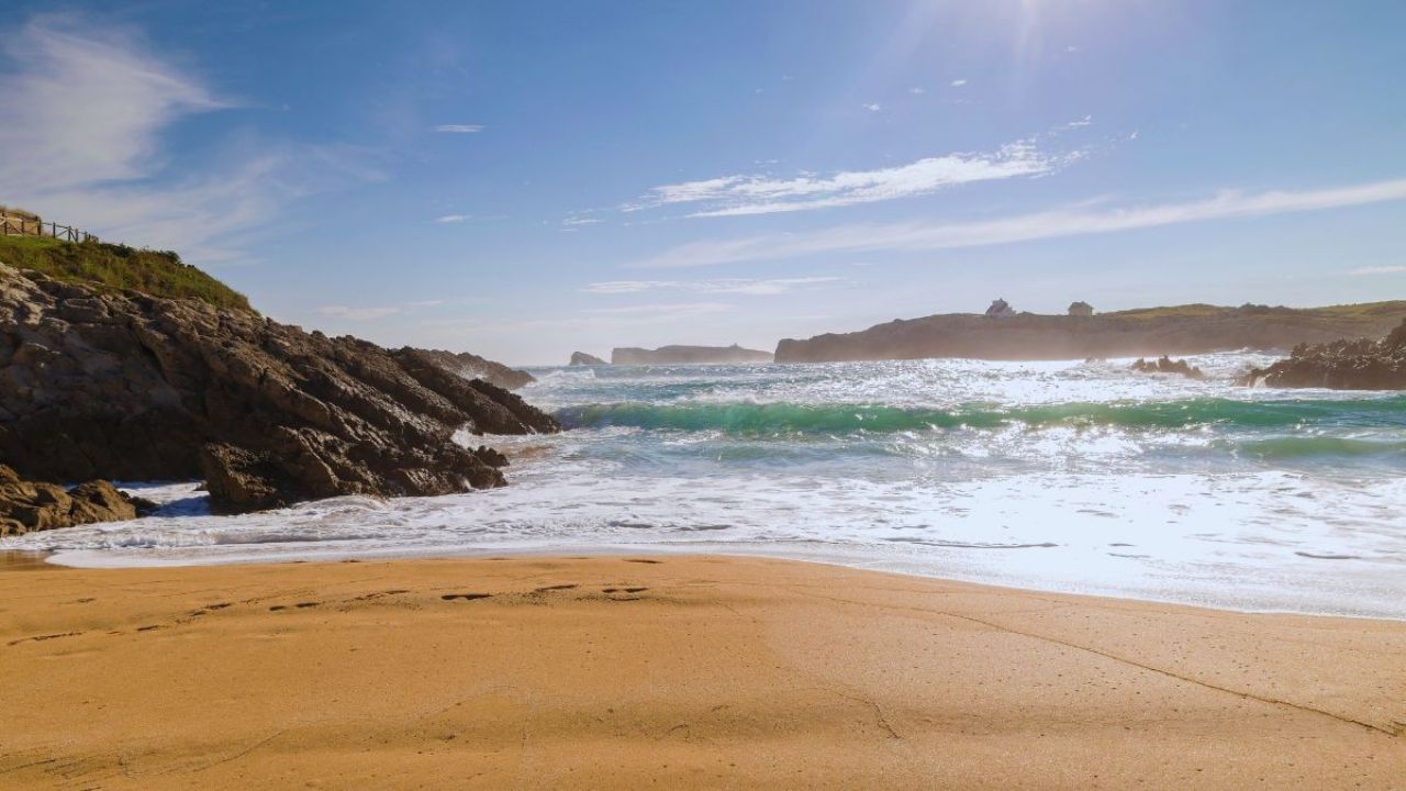 What is the beach with few waves and very safe near Reñaca that few know?