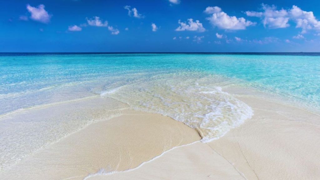 What is the beach with turquoise water and white sand near La Serena that few people know about?