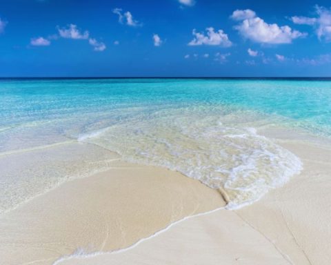 What is the beach with turquoise water and white sand near La Serena that few people know about?