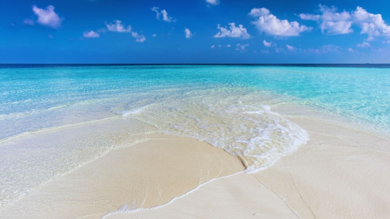 What is the beach with turquoise water and white sand near La Serena that few people know about?