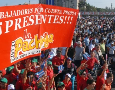 Trabajadores del supuesto sector privado en un desfile por el Primero de Mayo en La Habana