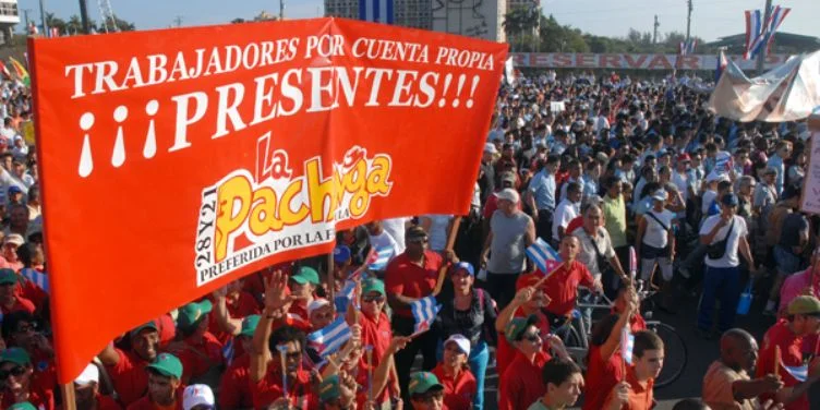 Trabajadores del supuesto sector privado en un desfile por el Primero de Mayo en La Habana