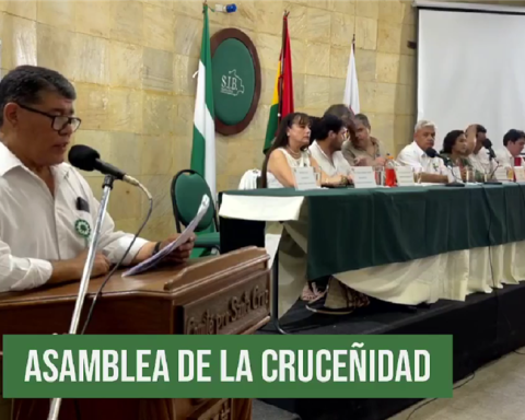 "This statistical genocide is not against Santa Cruz, it is a lethal blow to thousands of families"says Larach at the beginning of the Assembly of the Cruceñidad