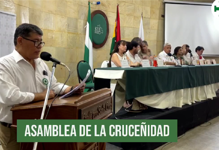 "This statistical genocide is not against Santa Cruz, it is a lethal blow to thousands of families"says Larach at the beginning of the Assembly of the Cruceñidad