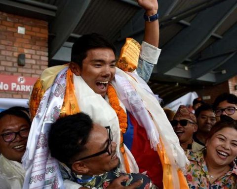 18-year-old Nepalese breaks world mountaineering record