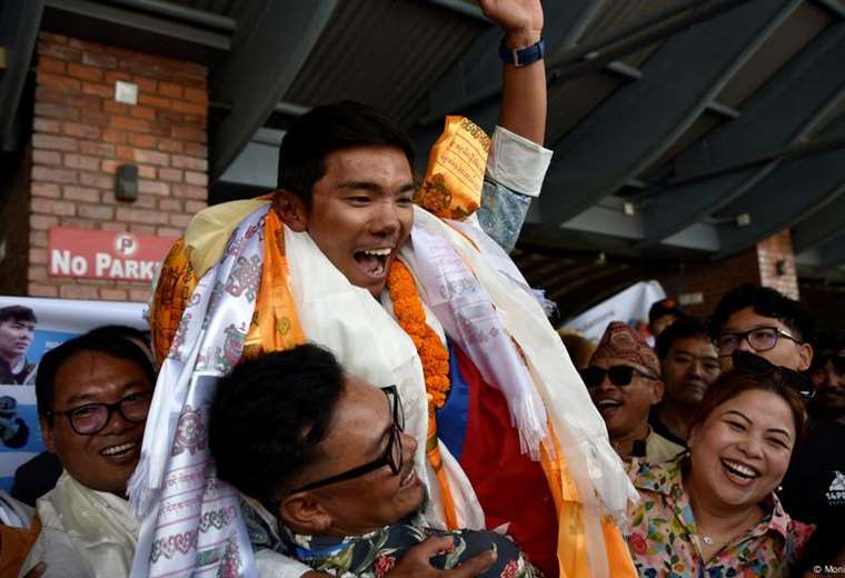 18-year-old Nepalese breaks world mountaineering record