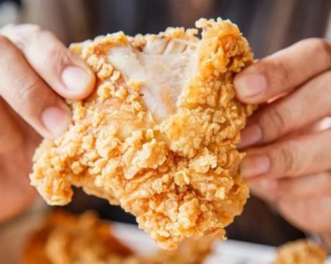 A man stabs a waiter after being dissatisfied with the change of a piece of chicken