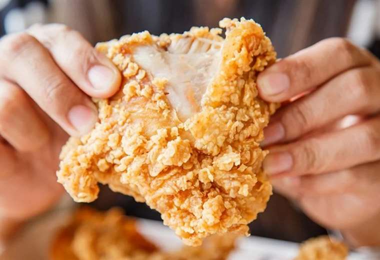 A man stabs a waiter after being dissatisfied with the change of a piece of chicken