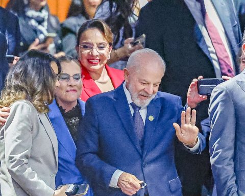 After changing aircraft, Lula returns to Brazil