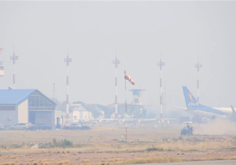 Aircraft takeoffs and landings are suspended in Viru Viru due to dense smoke