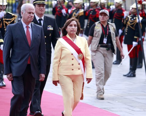 Dina Boluarte durante la juramentación como presidenta