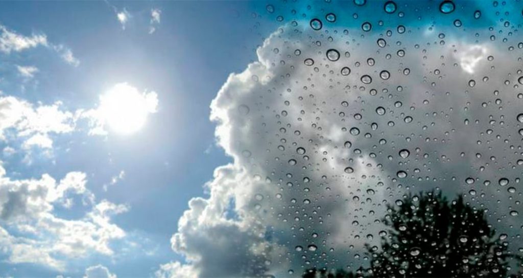 Onda tropical y vaguada mantendrán la mañana lluviosa