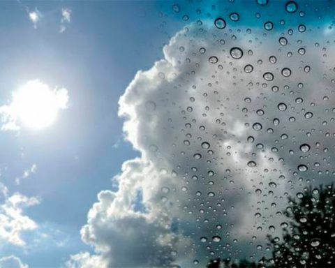 Onda tropical y vaguada mantendrán la mañana lluviosa