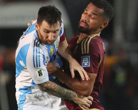 Argentina rescues a draw over water