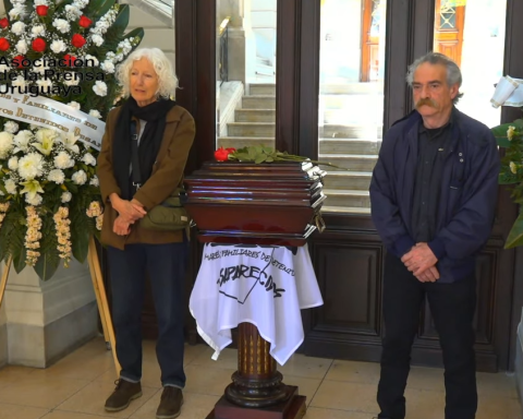 At this time, Luis Eduardo Arigón's wake is being held at the University of the Republic