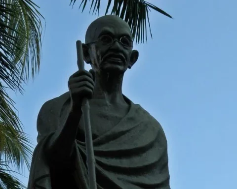 Escultura de Mahatma Gandhi