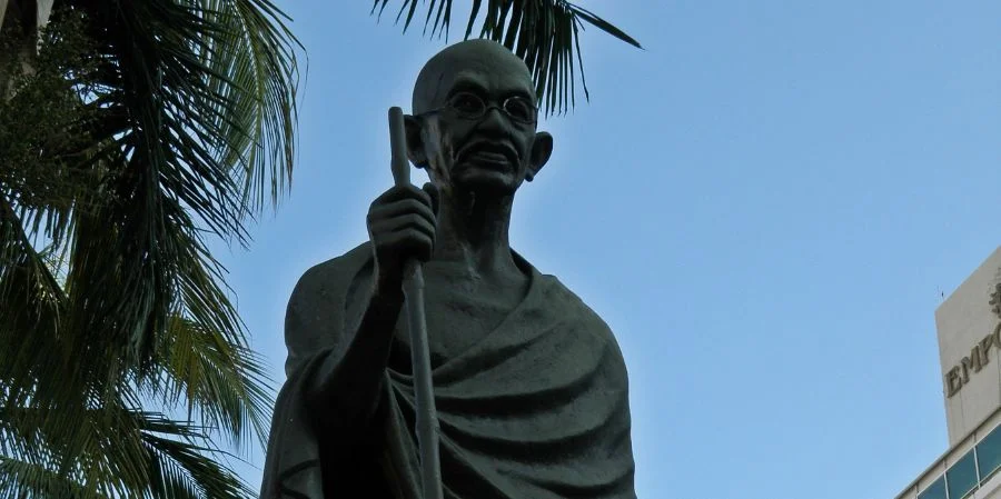 Escultura de Mahatma Gandhi