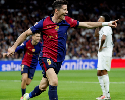 Barcelona thrashes Real Madrid 4-0 with an overwhelming second half, double from Lewandowski